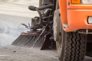 Процесс уборки территории дорог щеткой в Гродно